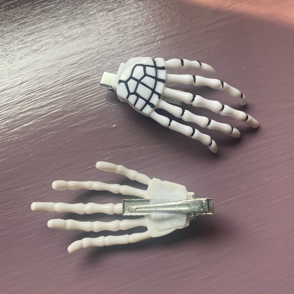 ❌SOLD❌ Skeleton hands necklace and hair clips - Picture 5 of 5